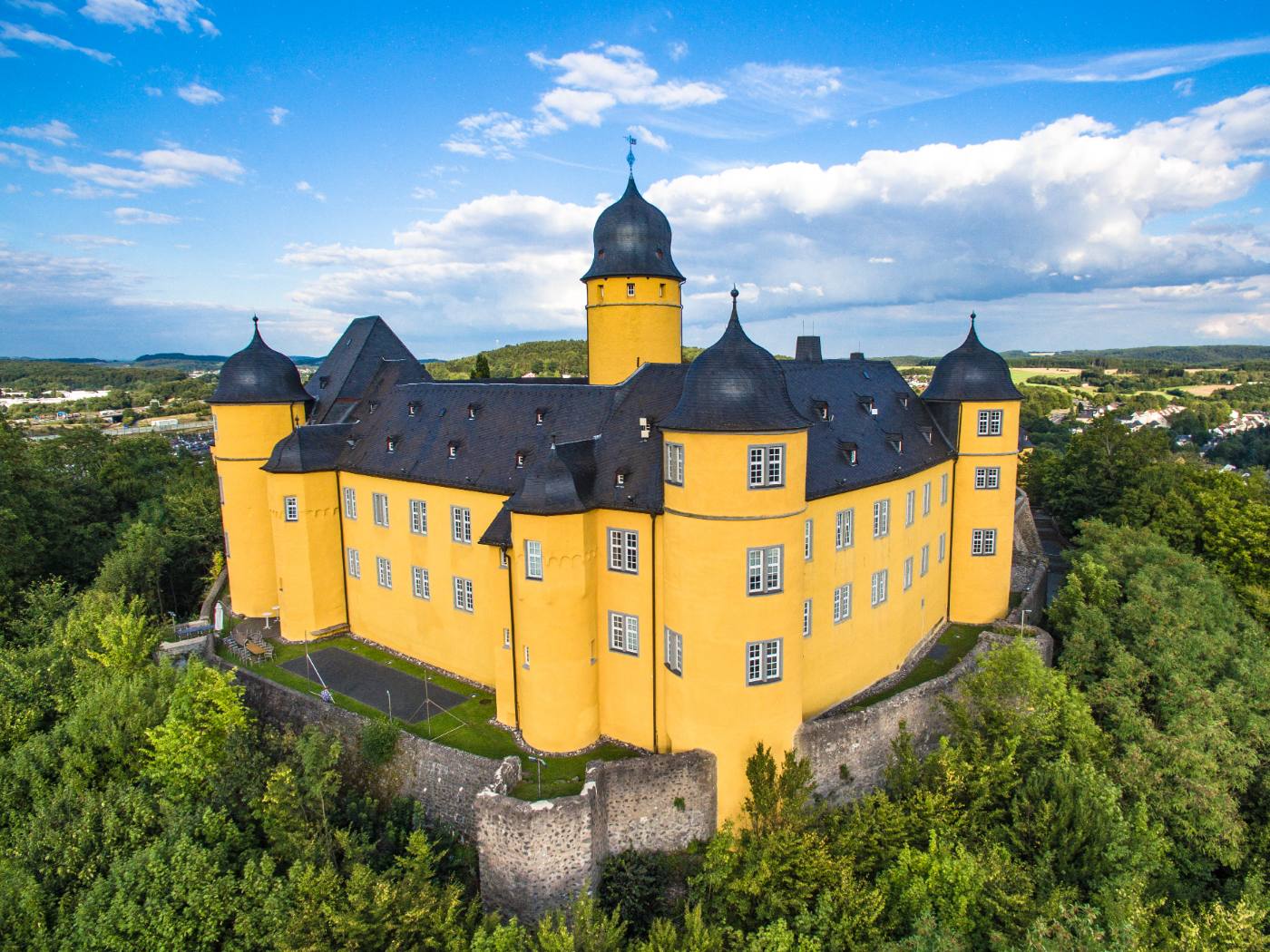 Schloss Montabaur — das gelbe Wahrzeichen des Westerwalds